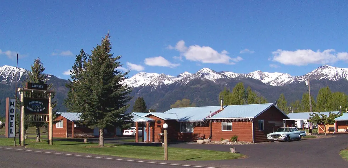 Spring with blue skies at the Mountain View Motel - RV Park in Eastern Oregon