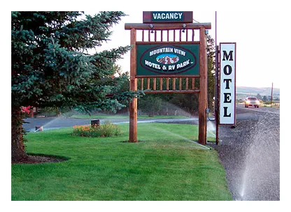 Welcome sign at the Mountain View Motel - RV Park