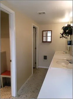  Clean WOMENs bathroom in the Mountain View RV Park shower house 